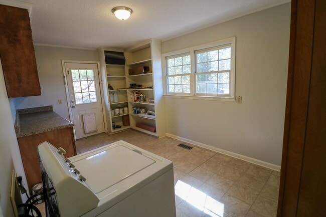 Building Photo - Large Family Home Pell City, AL