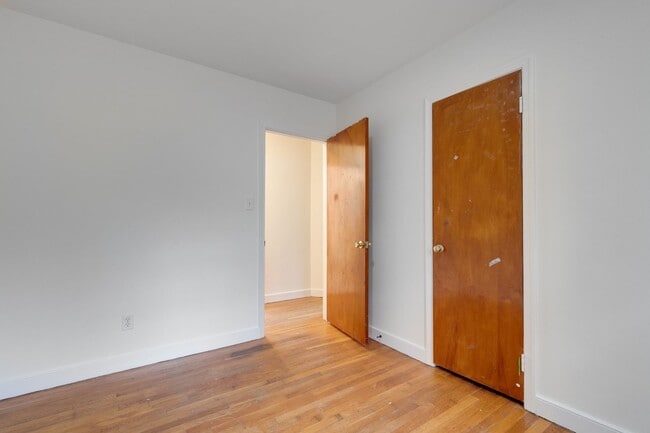 Building Photo - 3 Bedroom & 1.5 Bathroom with Huge Fenced ...