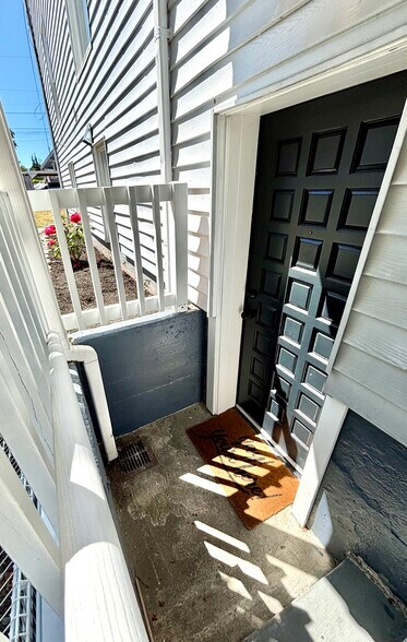 Private entry - 2026 Lombard Ave