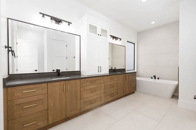 Building Photo - Gorgeous 5 bed 3.5 bath in Desert Canyons