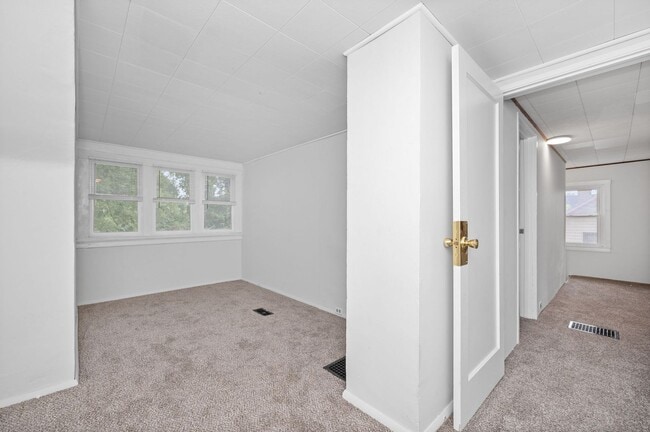 Building Photo - CHEVIOT- Charming 3 bedroom 1.5 bath