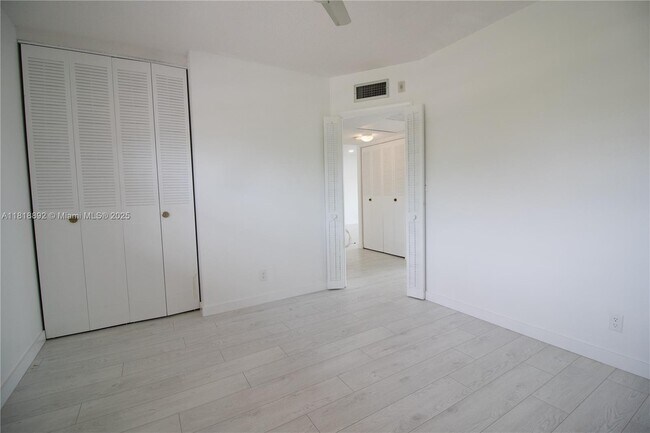 Building Photo - 5031 W Oakland Park Blvd