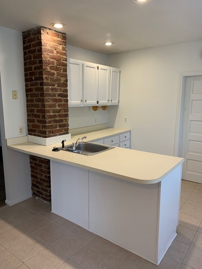 Building Photo - 2-bed home across from Glenn Park!