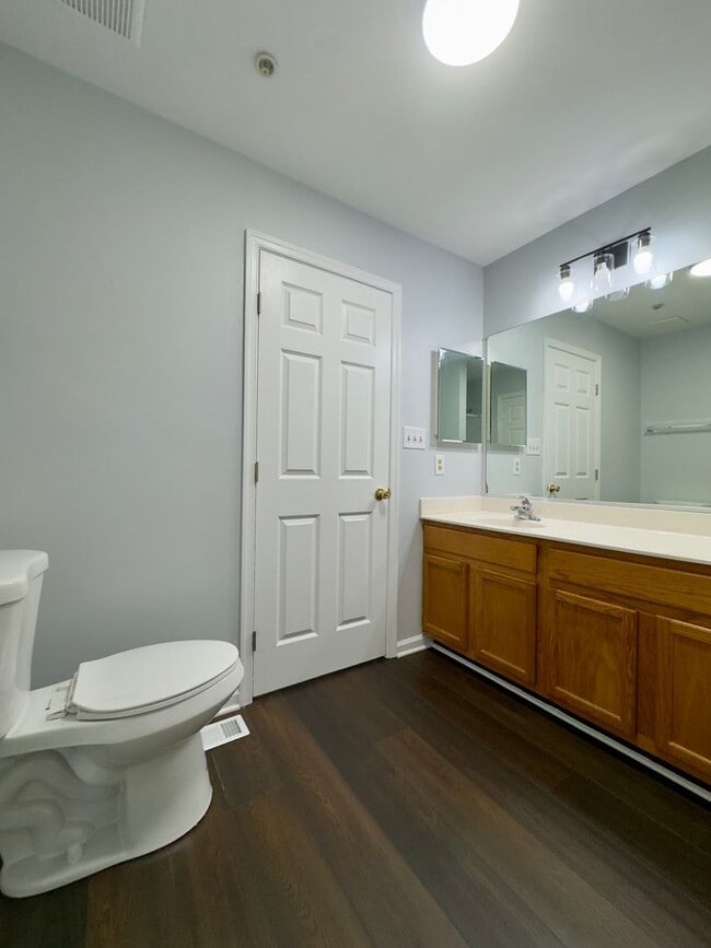 Building Photo - Charming 3 Bedroom/2 Bathroom Apartment in...