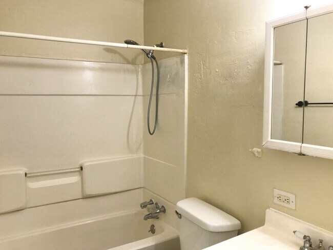 Building Photo - 2 br, 1 bath House - 1731 NW 32nd Unit 10