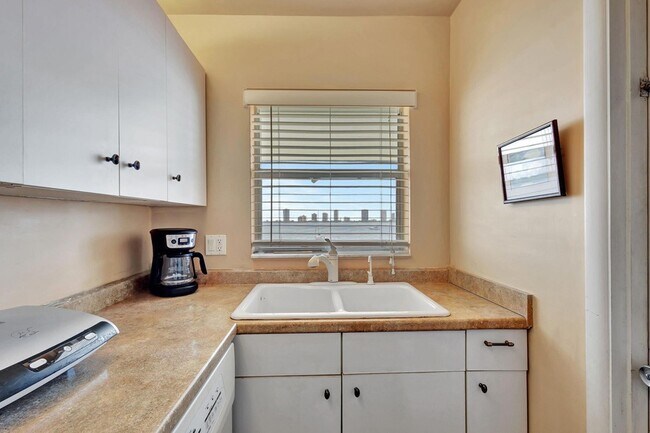 Building Photo - 100 Shore Ct