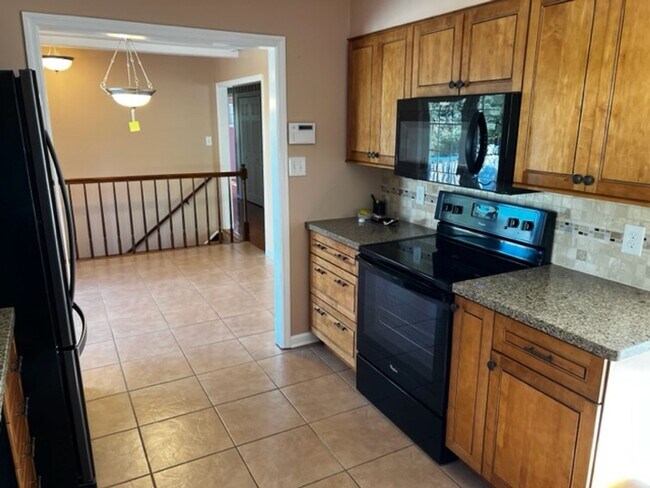 Building Photo - Oak Ridge 37830 - 3 bedroom, 1.5 bath home upstairs with basement bonus room - Call Troy Adams 86...