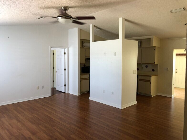 living room - 5398 Colchester Ave
