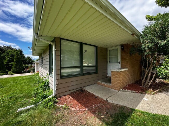 Building Photo - 490 St Bernard Dr