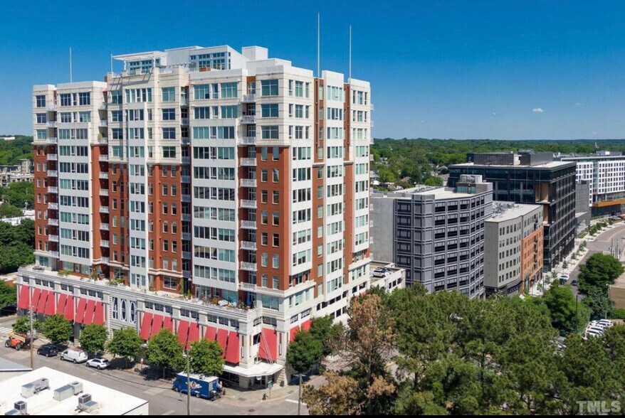 Building Photo - 400 W North St