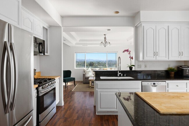 Building Photo - Spacious 7-Bedroom Home with Ocean Views i...