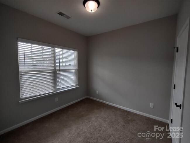 Building Photo - 143 Kingston Dr