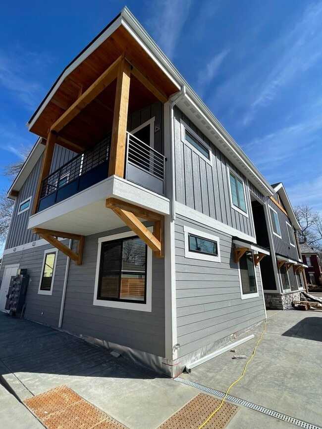 Building Photo - 745 N Washington Ave