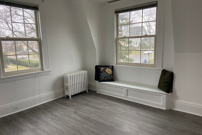 Building Photo - 2 Hasbrouck Ave