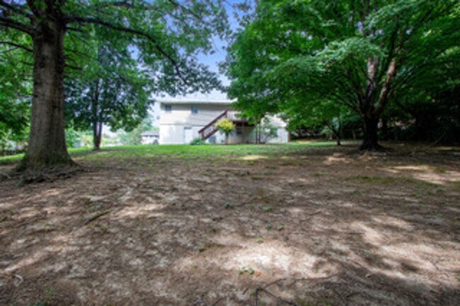 Building Photo - Knoxville 37934 - Split-level Home with 4 Bedrooms, 2 Baths & a 2-car garage. Call Lisa Vineyard ...
