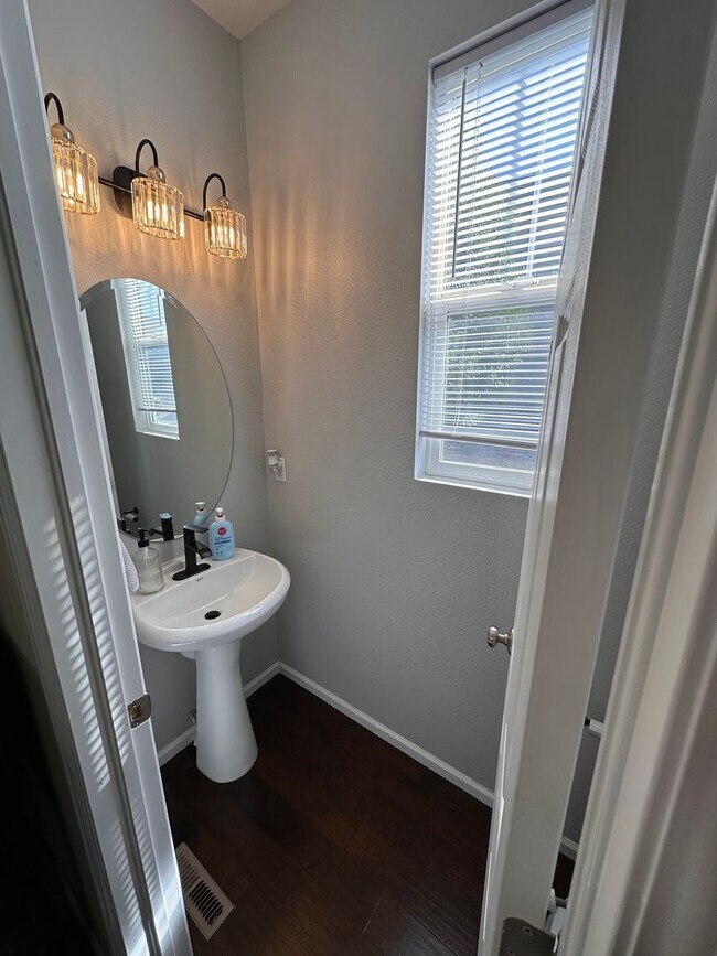 Building Photo - Stunning 3 bed 2.5 ba home for rent at Murphy Creek neighborhood Aurora CO 80018