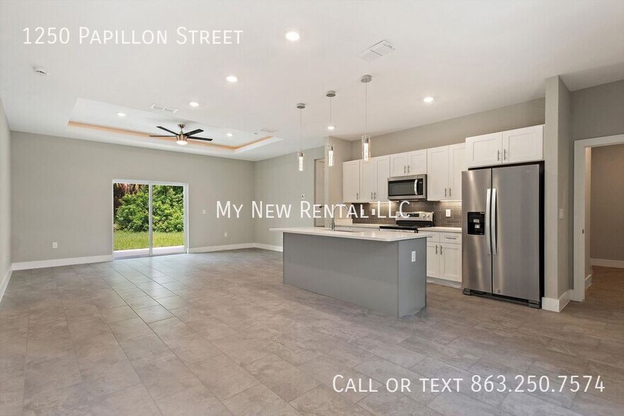 Building Photo - 1250 Papillon St