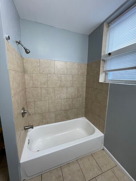 Building Photo - 2532 S Albany Ave