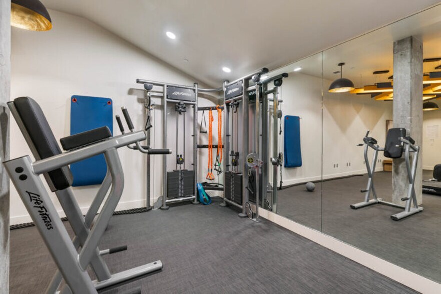 Building Photo - 10050 NE 10th St