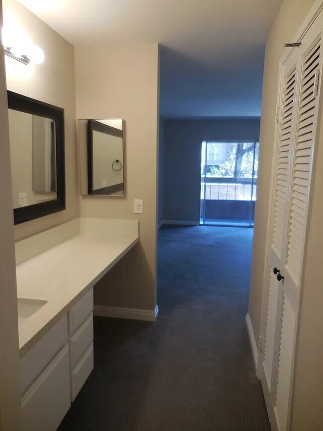 Building Photo - Newly renovated Mission Valley unit