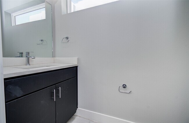 Building Photo - 2116 Naomi St