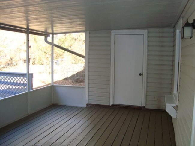 Building Photo - Renovated 4 bedroom available now to rent!