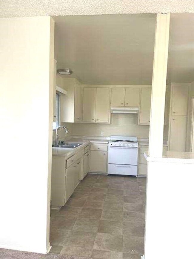 Building Photo - Memorial Apartments- Spacious  Clean 2 Bed...