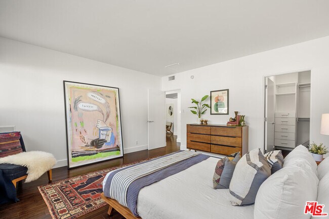 Building Photo - 8787 Shoreham Dr