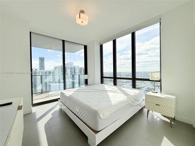 Building Photo - 1600 NE 1st Ave