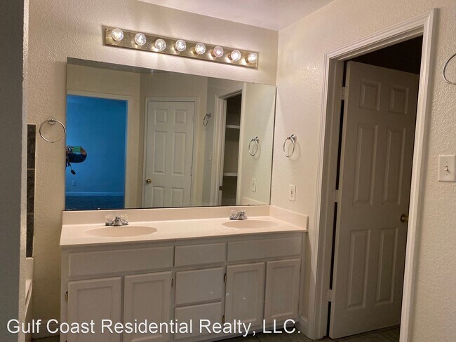 Building Photo - 4 br, 2.5 bath House - 11093 Oakcrest Drive