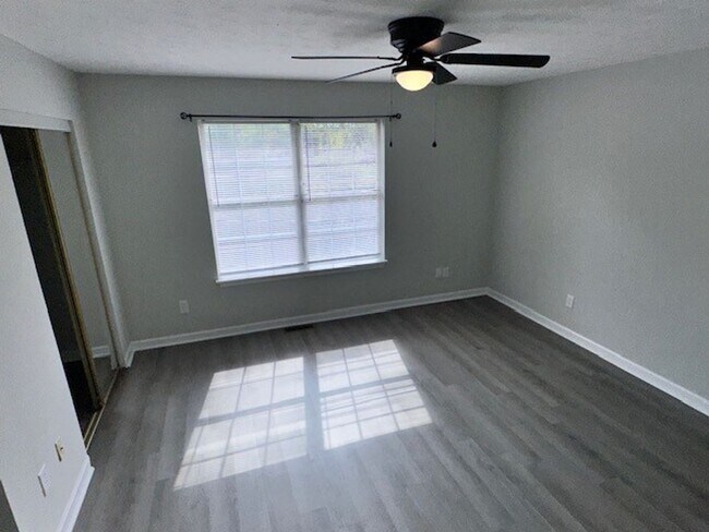 Building Photo - Lovely Townhouse in Winchester! All Electric, Off-Street Parking, W/D Hookups, Small Pets Ok!