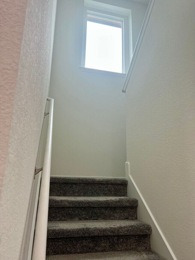 Building Photo - Large 5 Bedroom Home on Corner Lot