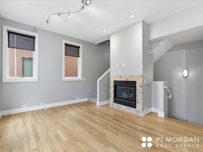 Building Photo - 2 Bedroom, 2 Bathroom Townhouse - Available Immediately