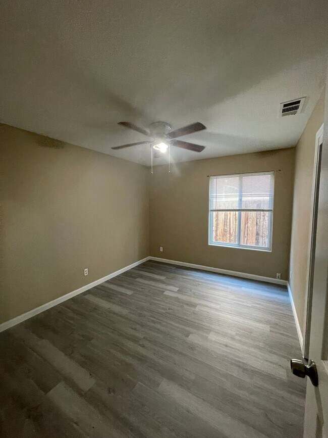 Building Photo - MOVE-IN READY – THIS ONE WILL GO FAST!
