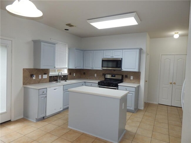 Building Photo - 13521 Shawna Dnay Dr