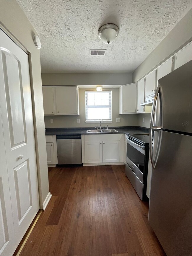 Building Photo - 2BR 1.5 BTH townhouse $1150 First Month's ...