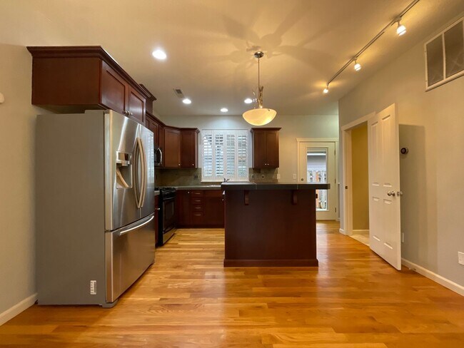 Building Photo - 3 Bedroom 2.5 Bathroom House with Bonus Room ~ Garage, A/C, includes Washer and Dryer ~ Close to ...