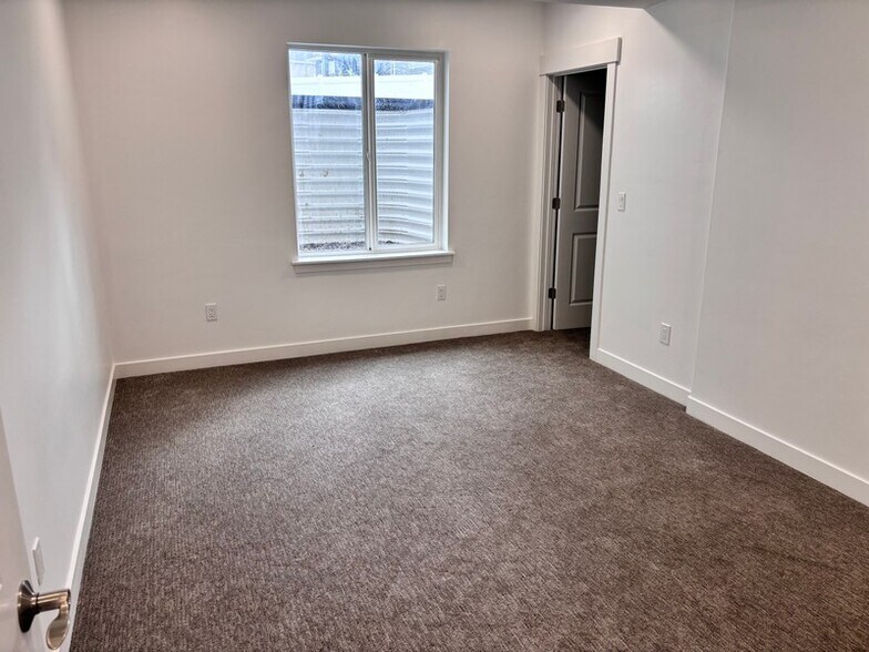 Building Photo - 67 E Wayside Dr