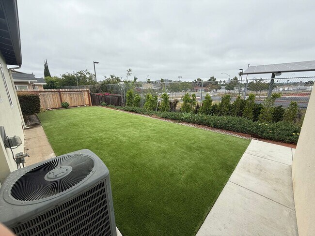 Building Photo - Renovated in 2023!! 4BD/2BA; Quick Walk to Campus