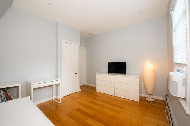 Building Photo - Beautiful 4BD Dutch Colonial Home in Harts...