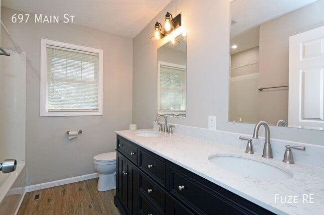 Building Photo - 697 Main St