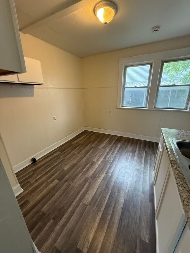 Building Photo - Section 8 Accepted! 4br 2ba Home