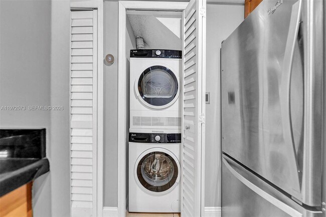 Building Photo - 15575 N Miami Lakeway