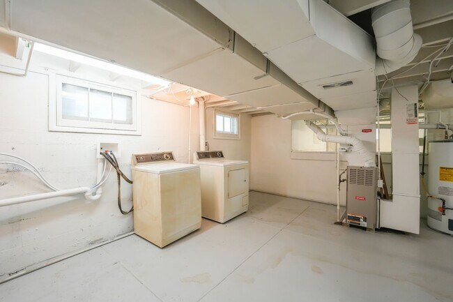 Building Photo - Check out this gem in Schnitzelburg!!