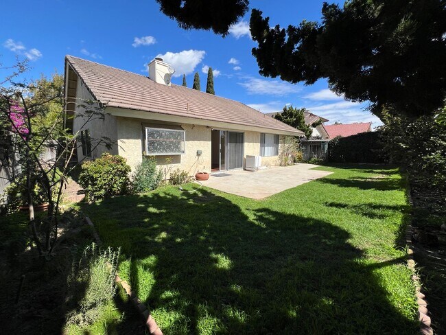 Building Photo - Mission Oaks Single Story!