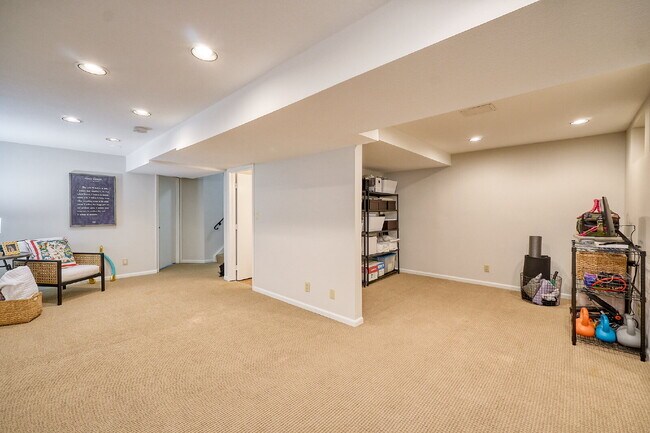 Building Photo - "Charming 3-Bed Townhouse with Scenic View...