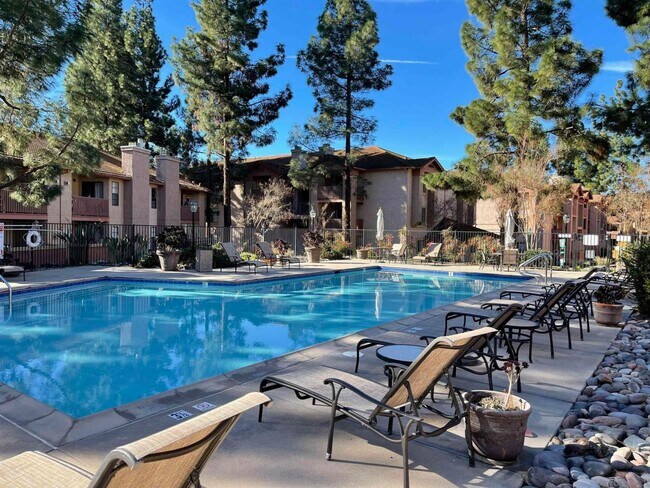 Building Photo - Great One Bedroom Condo w/ A/C