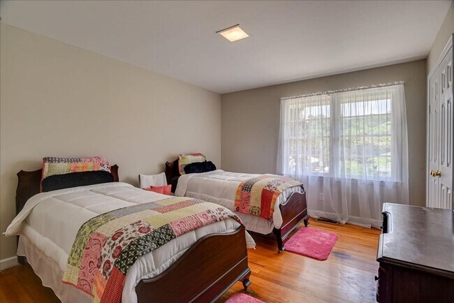 Building Photo - 3 Bedroom 2.5 Bathroom Ranch