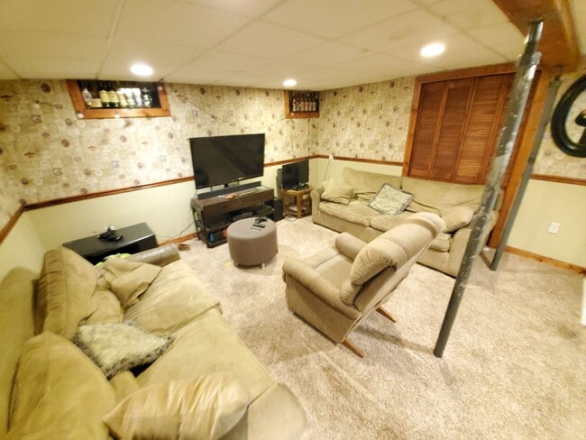 Building Photo - AVAILABLE JUNE! - 7 Bed 3 Bath Home!