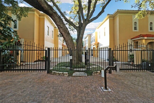 Building Photo - 505 S Tampania Ave